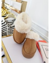 BEŻOWE  KLAPKI Z FUTERKIEM